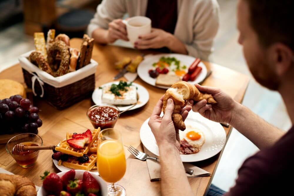Two people eating brunch - Walter's BBQ